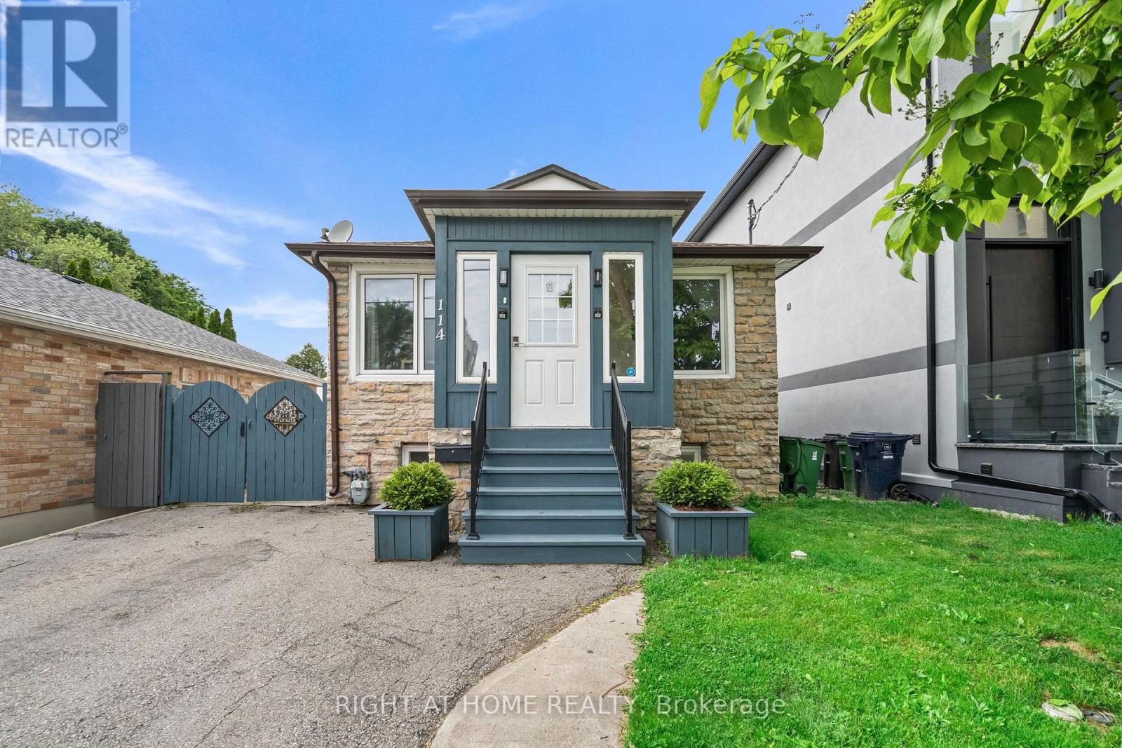 114 NEW CASTLE STREET, Toronto, Ontario
