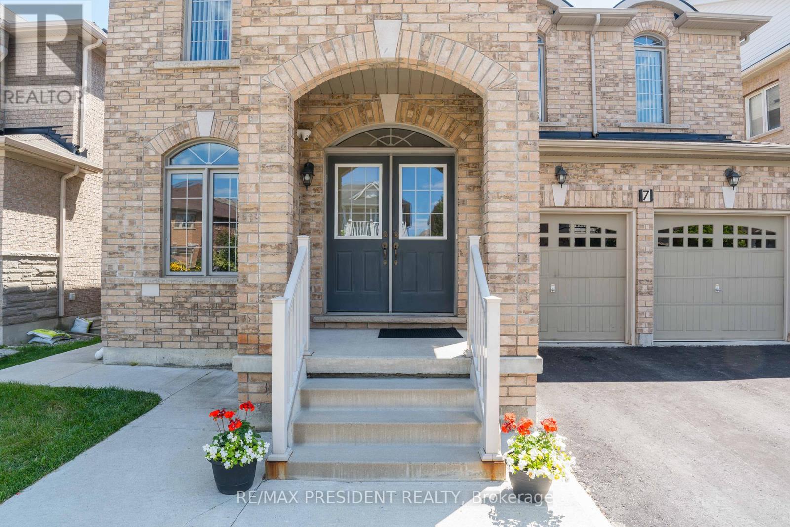7 Wellpark Way, Brampton, Ontario  L6P 3Z6 - Photo 3 - W13456166