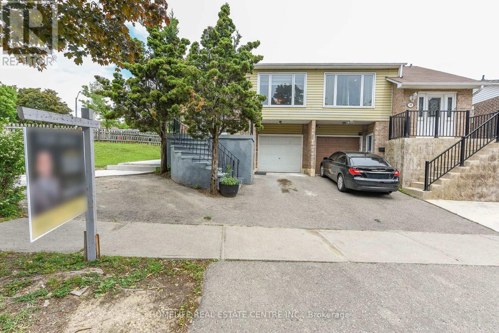 12 COURTLEIGH SQUARE, Brampton, Ontario