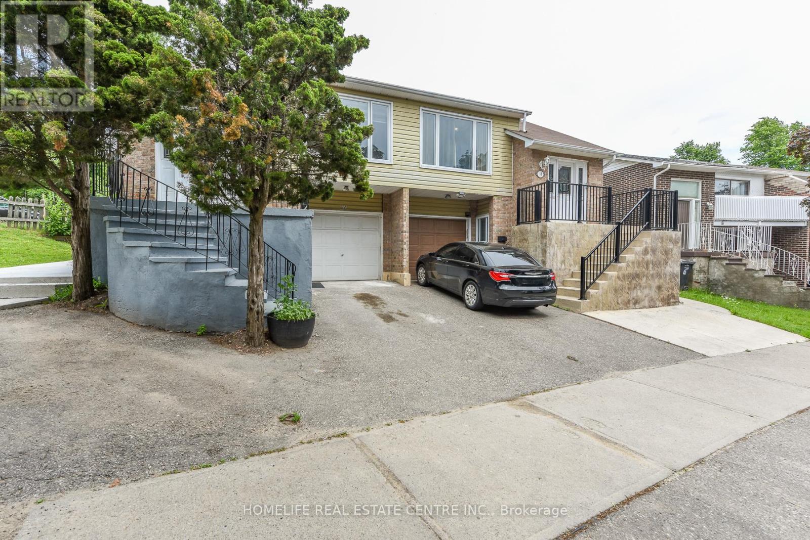 12 Courtleigh Square, Brampton, Ontario  L6Z 1J3 - Photo 2 - W13456210