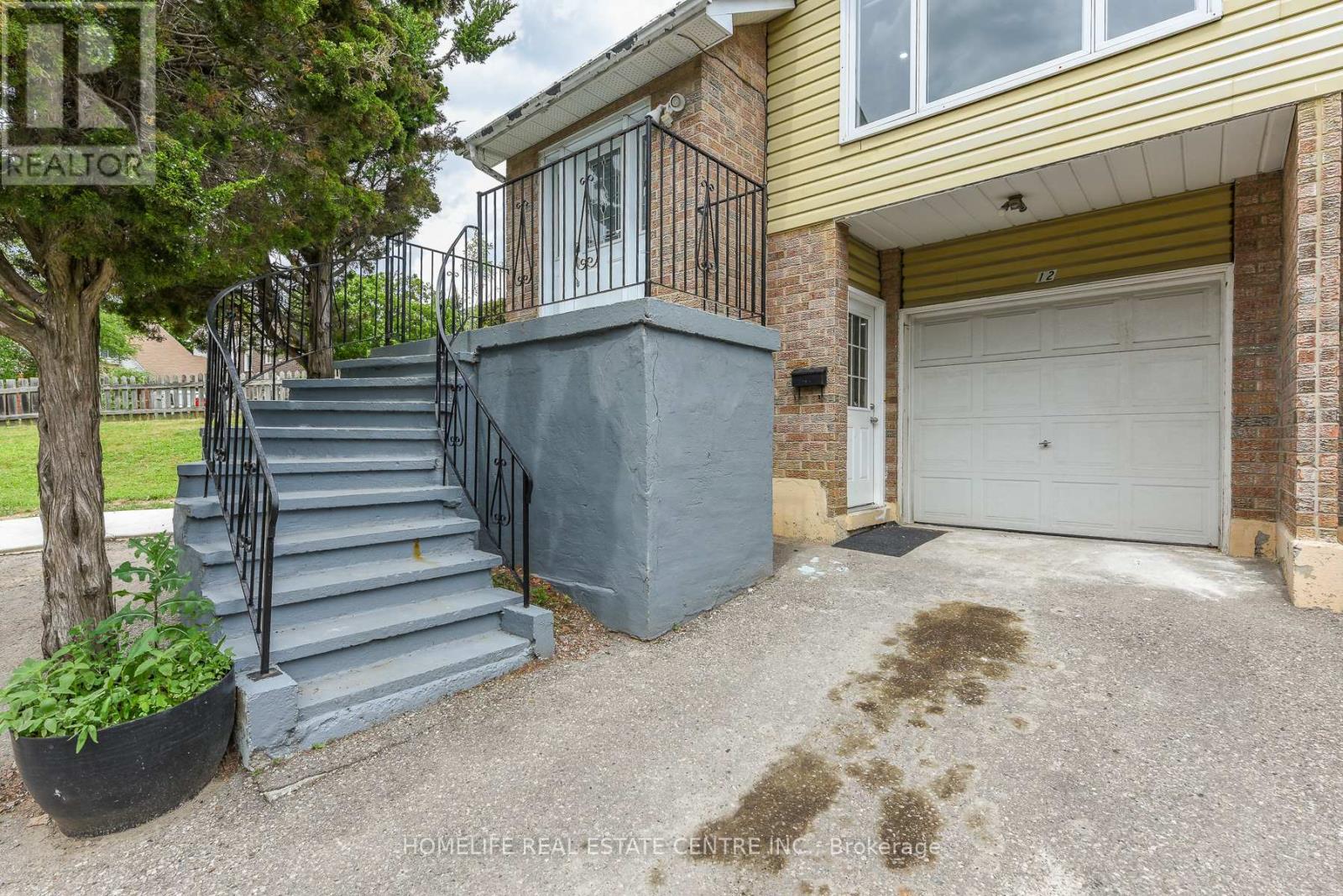 12 Courtleigh Square, Brampton, Ontario  L6Z 1J3 - Photo 3 - W13456210