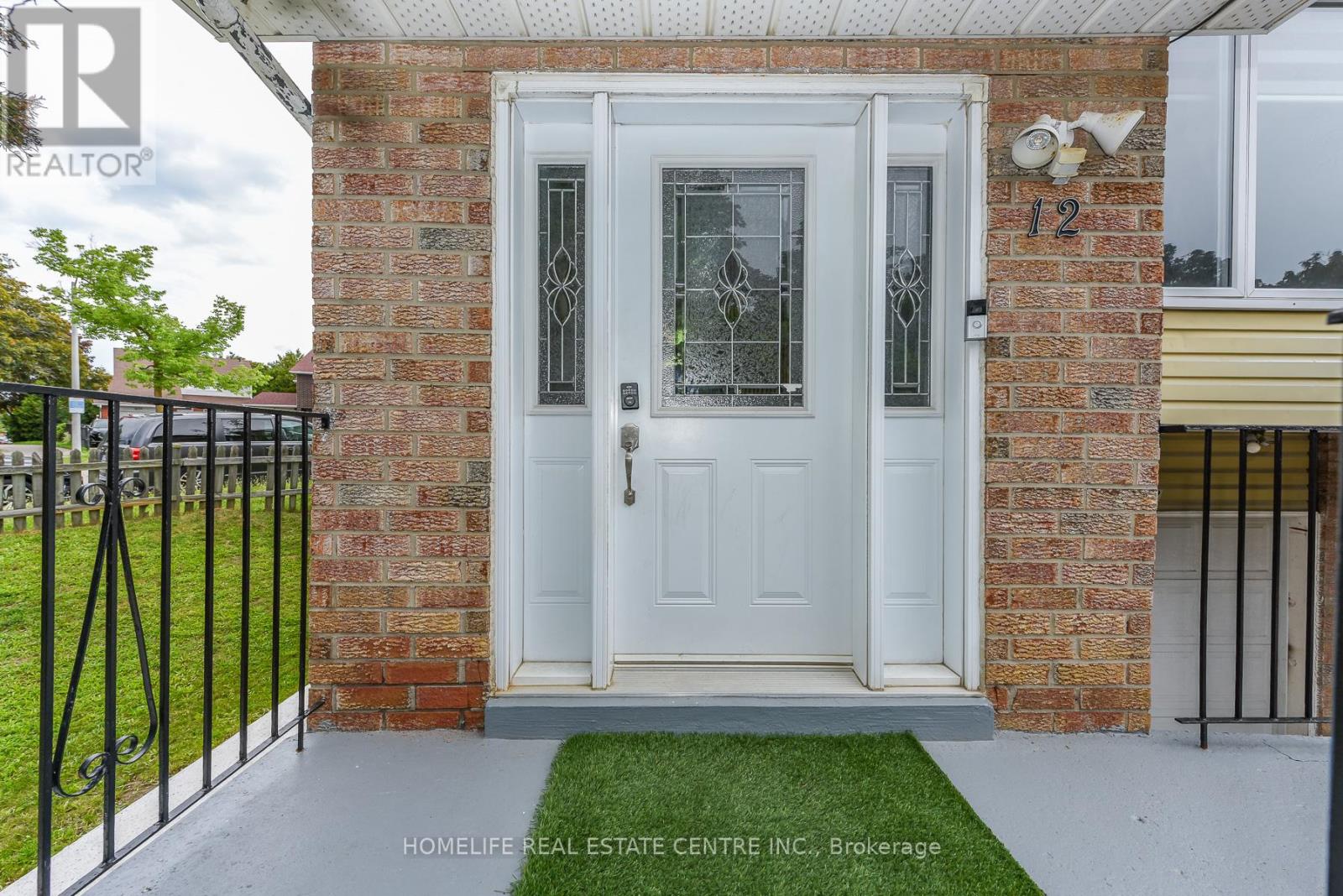 12 Courtleigh Square, Brampton, Ontario  L6Z 1J3 - Photo 4 - W13456210