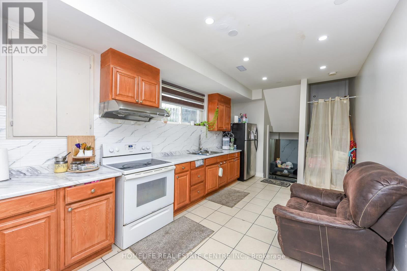 12 Courtleigh Square, Brampton, Ontario  L6Z 1J3 - Photo 46 - W13456210