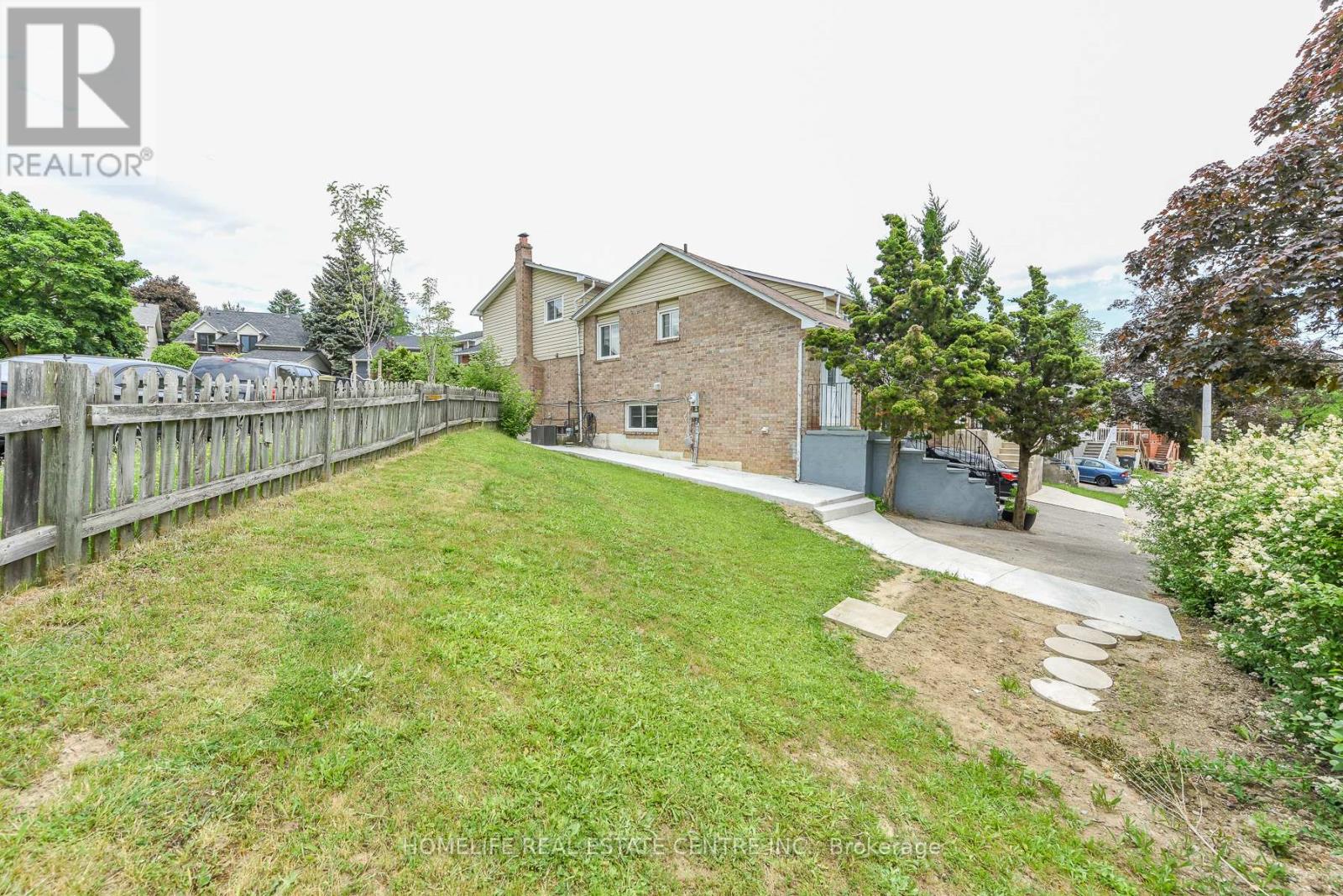 12 Courtleigh Square, Brampton, Ontario  L6Z 1J3 - Photo 49 - W13456210