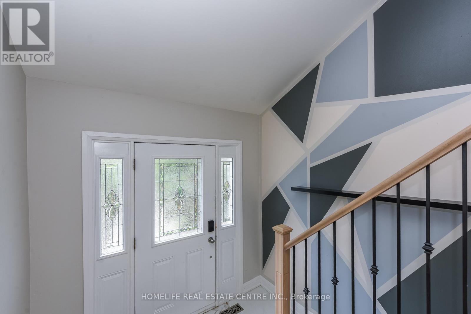 12 Courtleigh Square, Brampton, Ontario  L6Z 1J3 - Photo 5 - W13456210