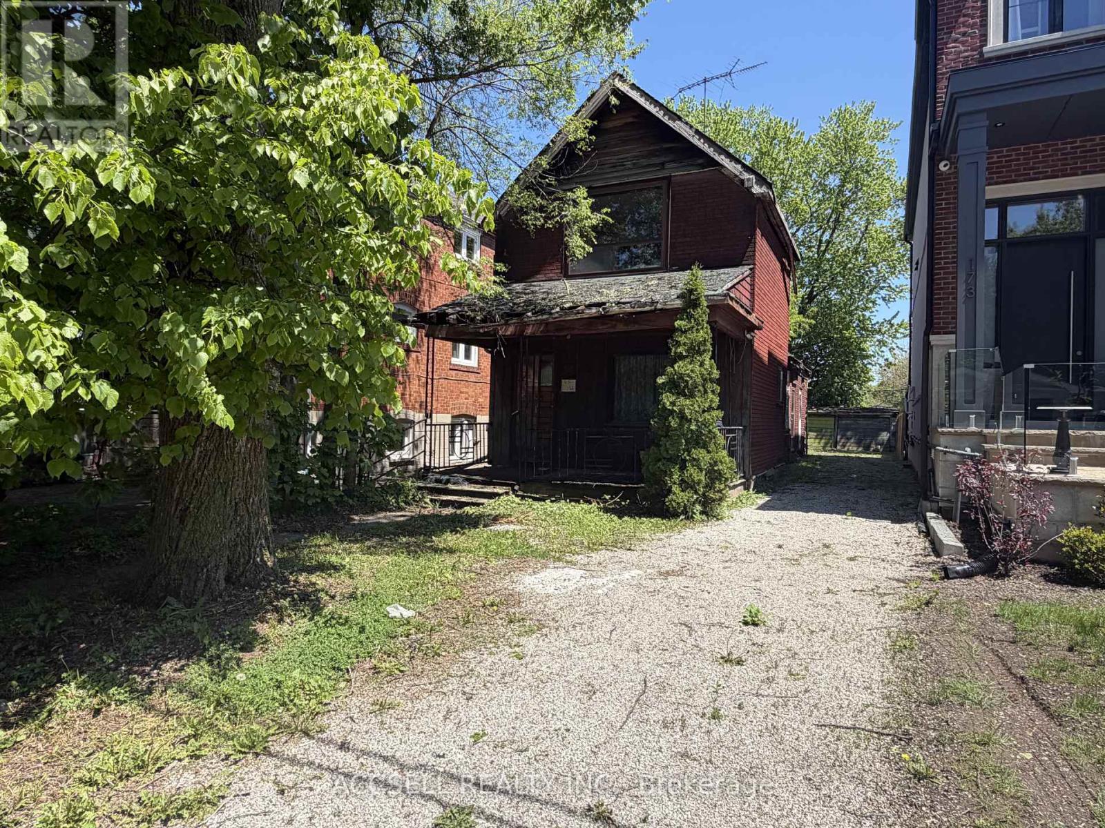 <div class="slider-price">$1,078,000</div><p>175 Ronan Avenue, Toronto, Ontario</p>