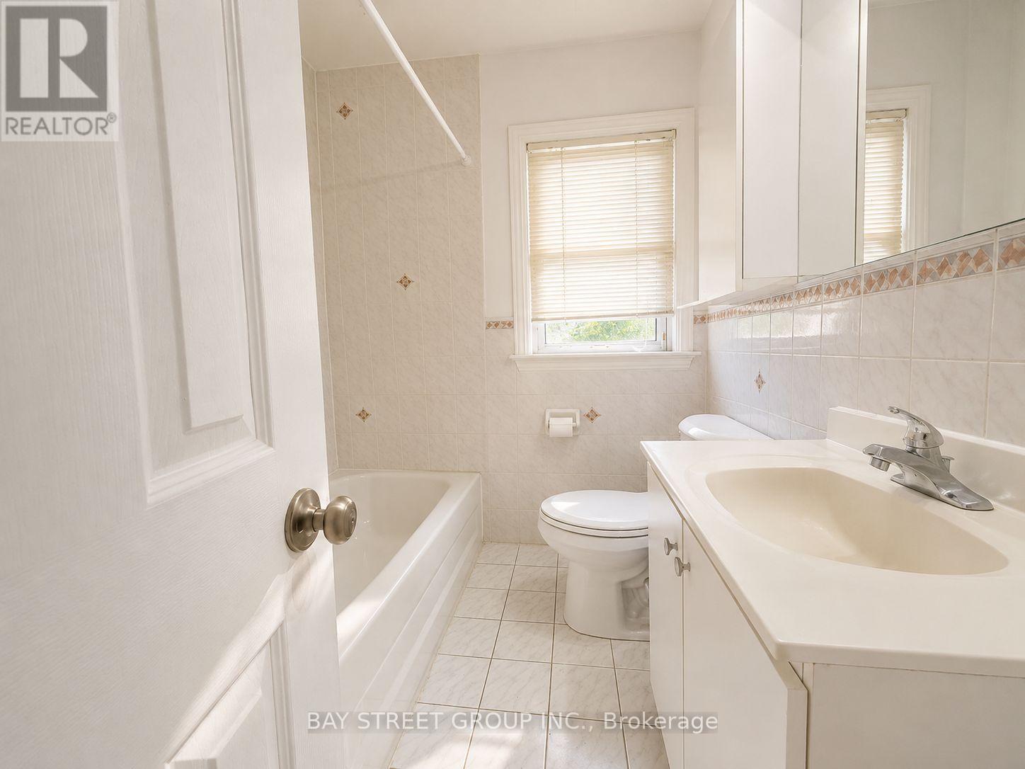 9 Glenborough Park Crescent, Toronto, Ontario  M2R 2G4 - Photo 11 - C13456428