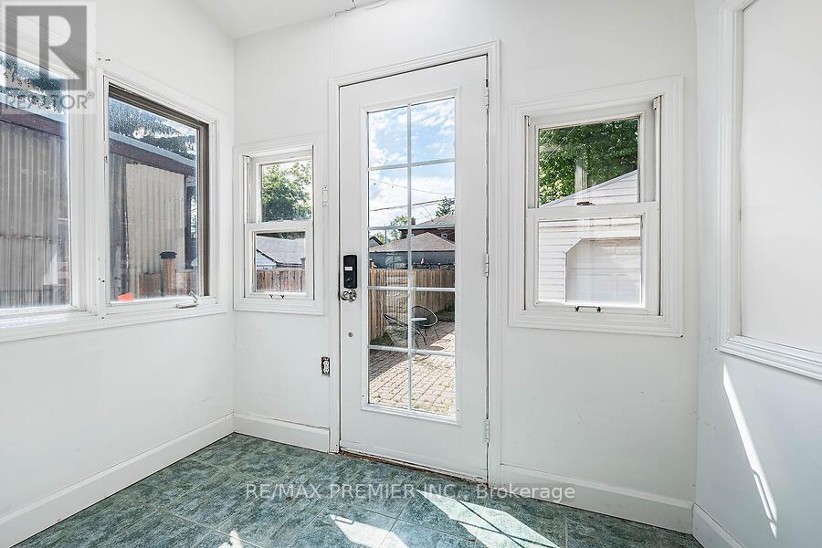 221 Belgravia Avenue, Toronto, Ontario  M6E 2M9 - Photo 20 - W13455278