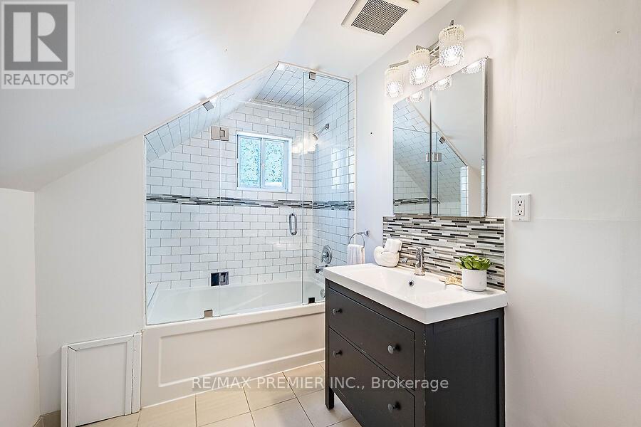 221 Belgravia Avenue, Toronto, Ontario  M6E 2M9 - Photo 27 - W13455278