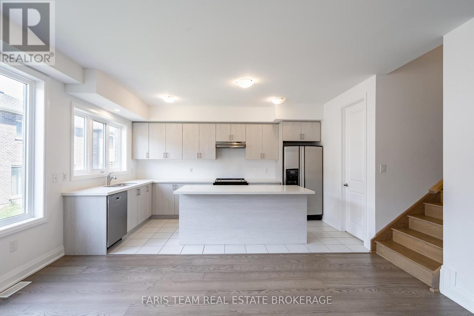 10 Barnyard Trail, Barrie, Ontario  L9J 0Y1 - Photo 5 - S13456598