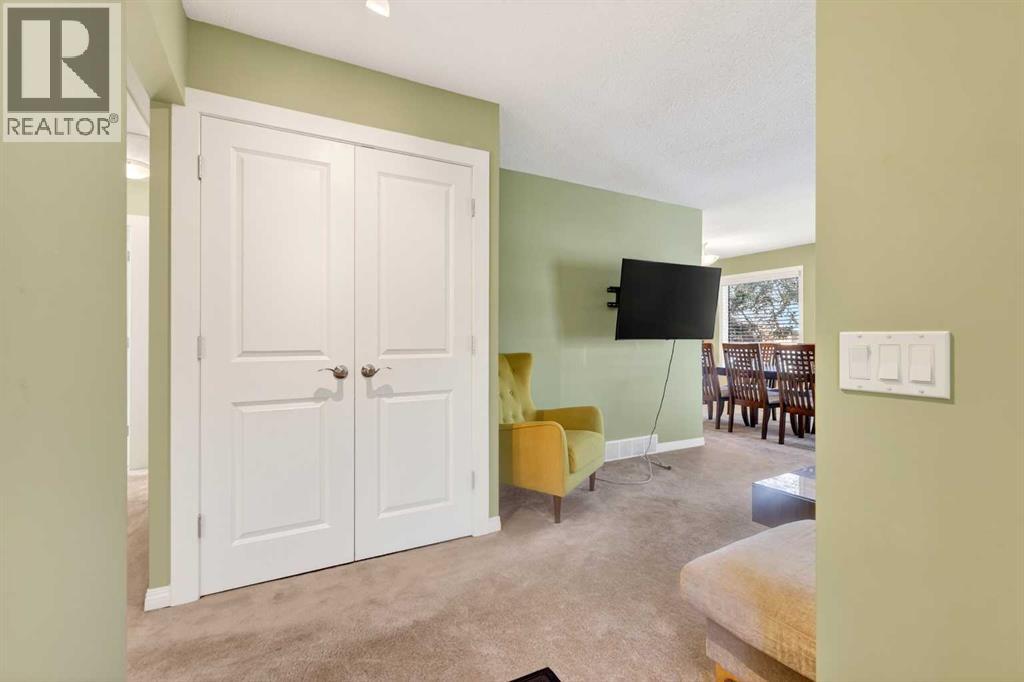 10540 Oakfield Drive SW, Calgary, Alberta  T2W 2A9 - Photo 6 - A2315874
