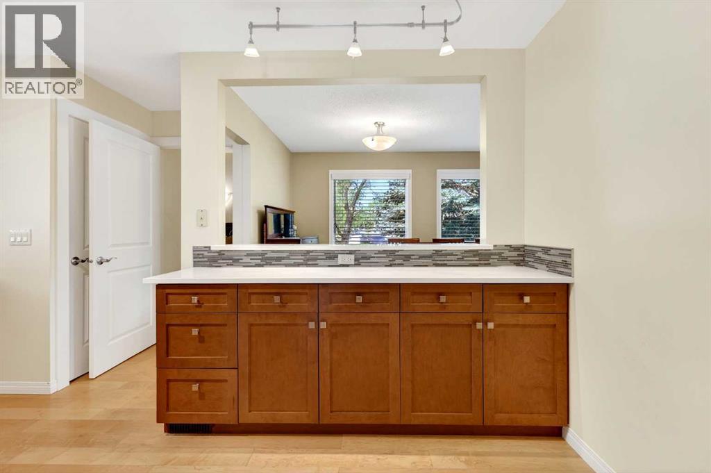 10540 Oakfield Drive SW, Calgary, Alberta  T2W 2A9 - Photo 4 - A2315874