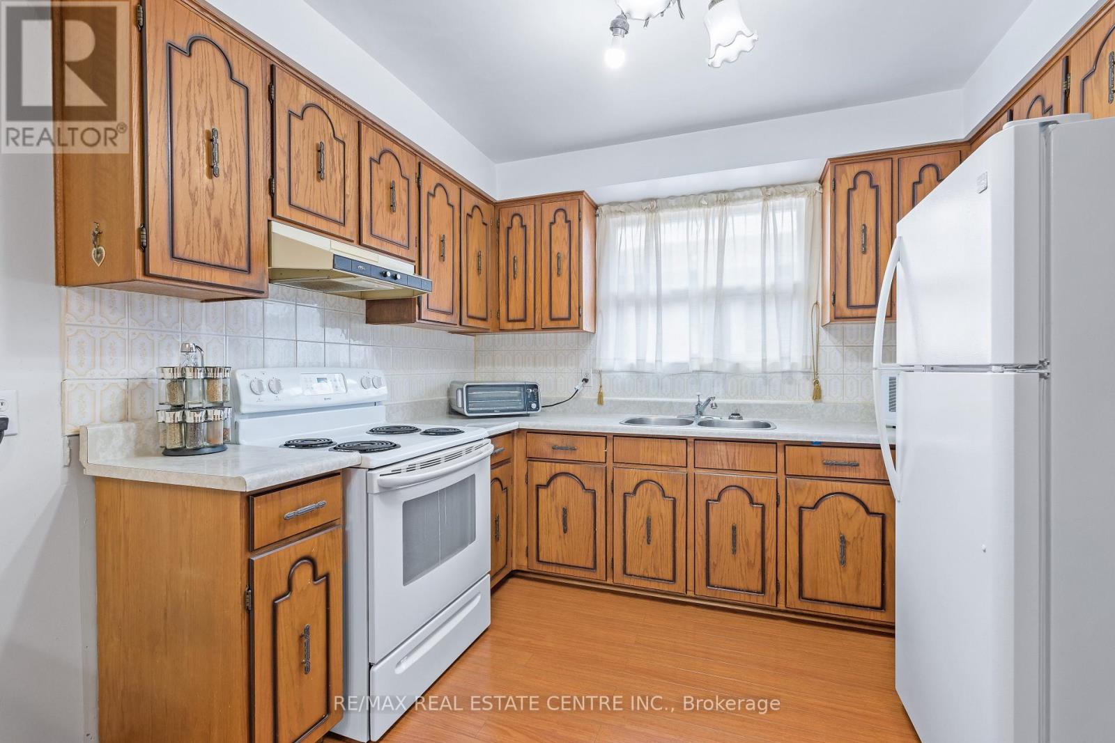 49 Hull Street, Mississauga, Ontario  L4T 1C4 - Photo 15 - W13456448