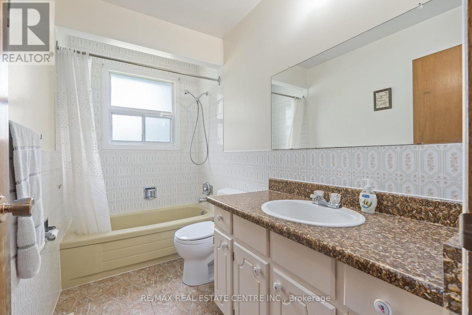 49 Hull Street, Mississauga, Ontario  L4T 1C4 - Photo 21 - W13456448