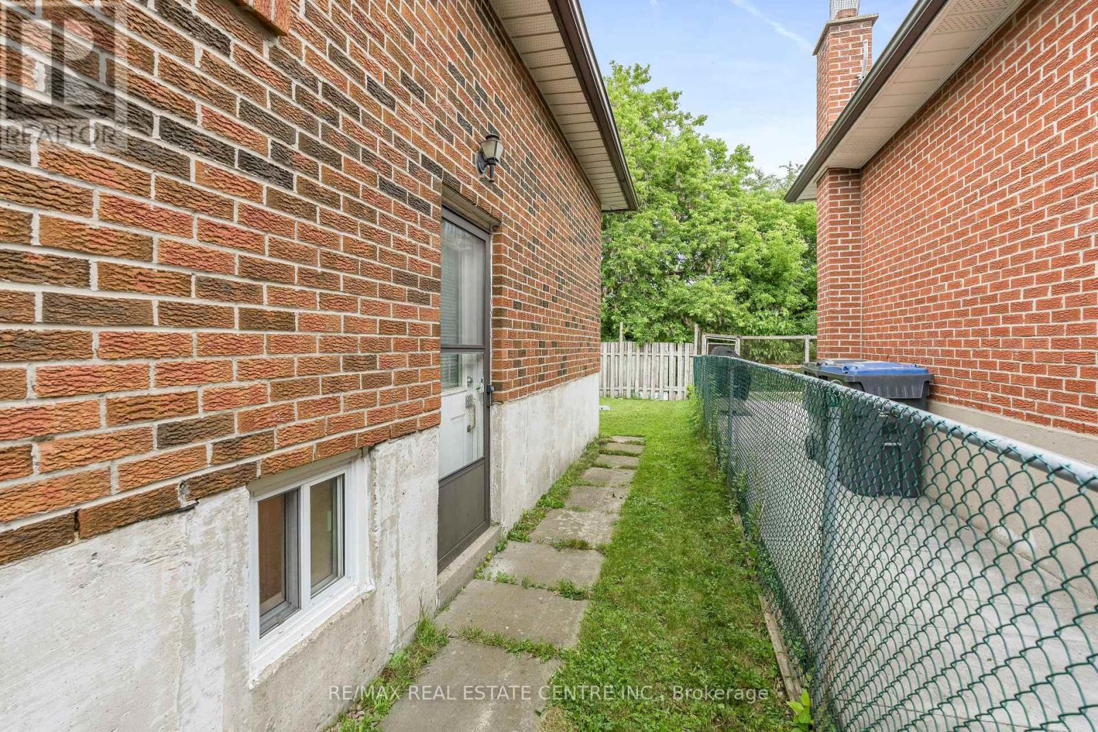 49 Hull Street, Mississauga, Ontario  L4T 1C4 - Photo 30 - W13456448