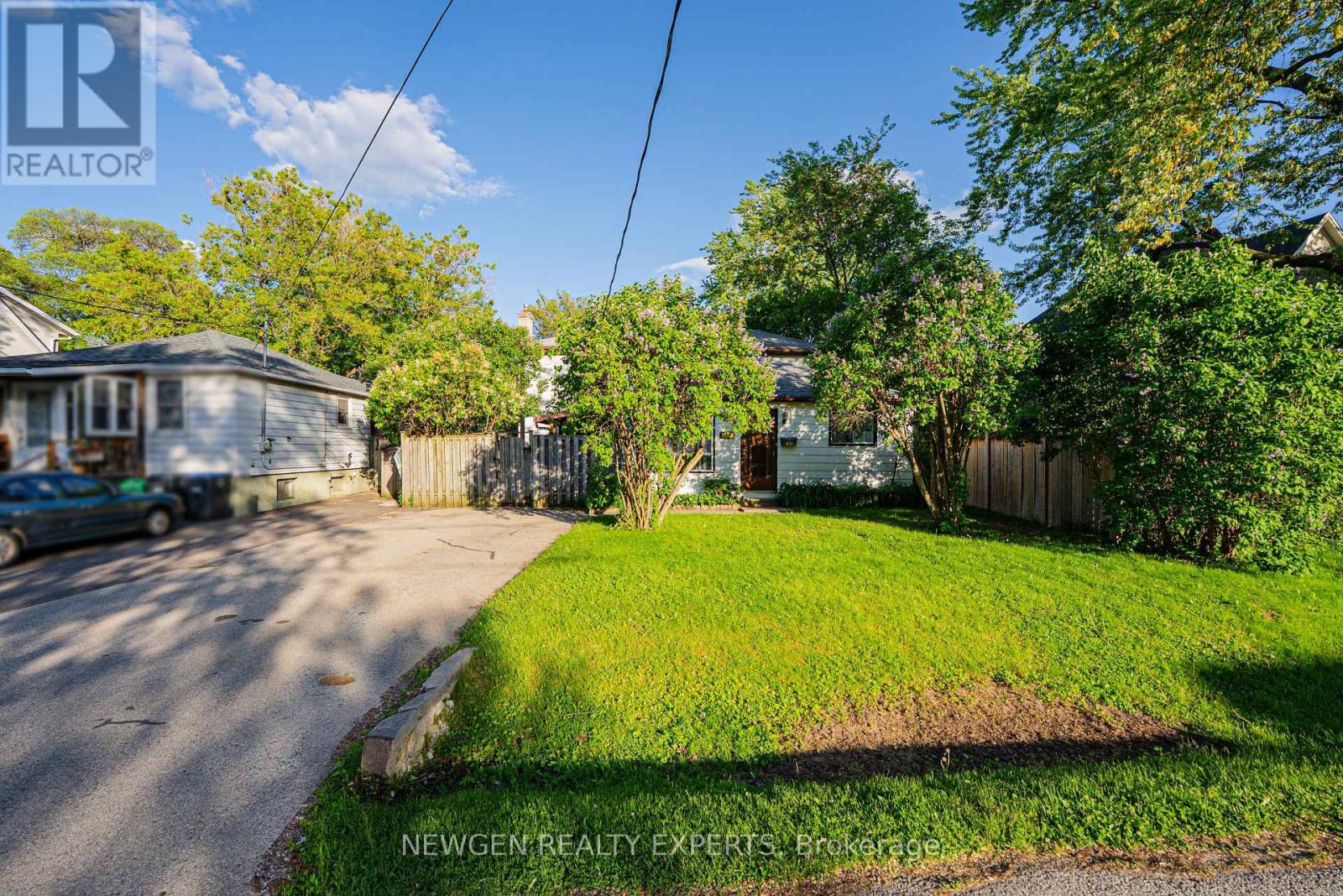 1070 Pelham Avenue, Mississauga, Ontario  L5E 1L2 - Photo 4 - W13456450