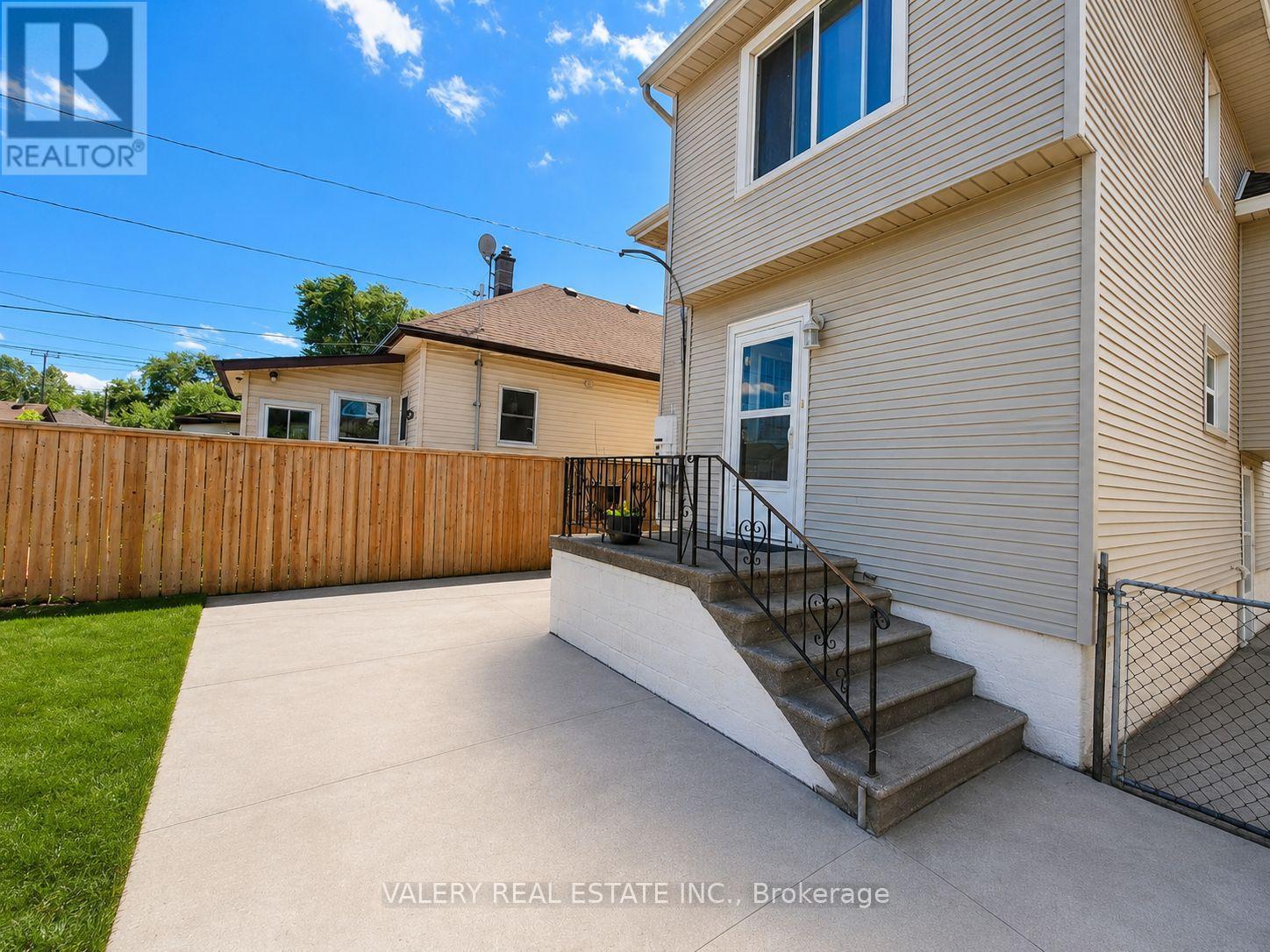 1058 Moy Ave Avenue, Windsor, Ontario  N9A 2P3 - Photo 2 - X13456366