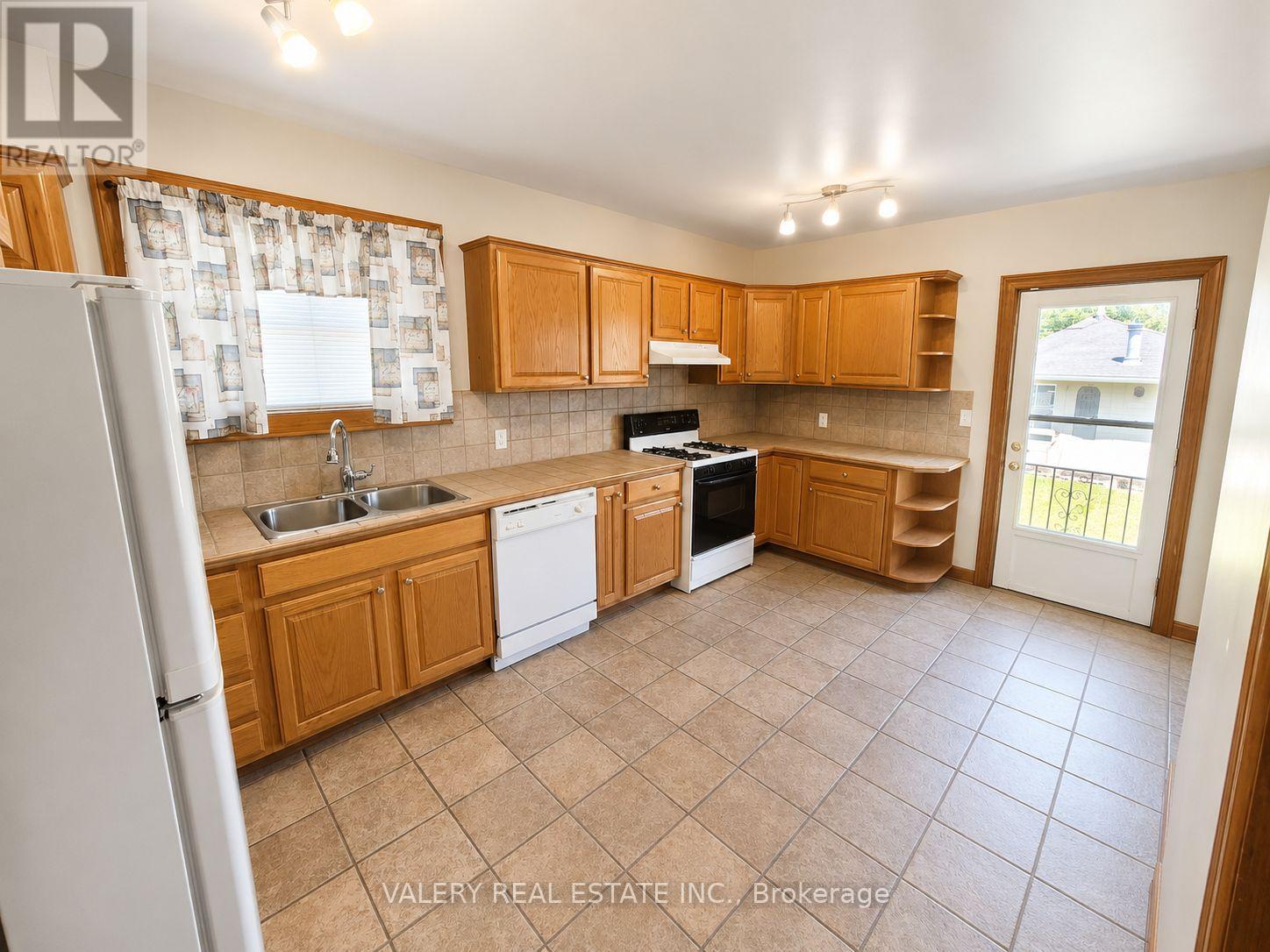 1058 Moy Ave Avenue, Windsor, Ontario  N9A 2P3 - Photo 4 - X13456366