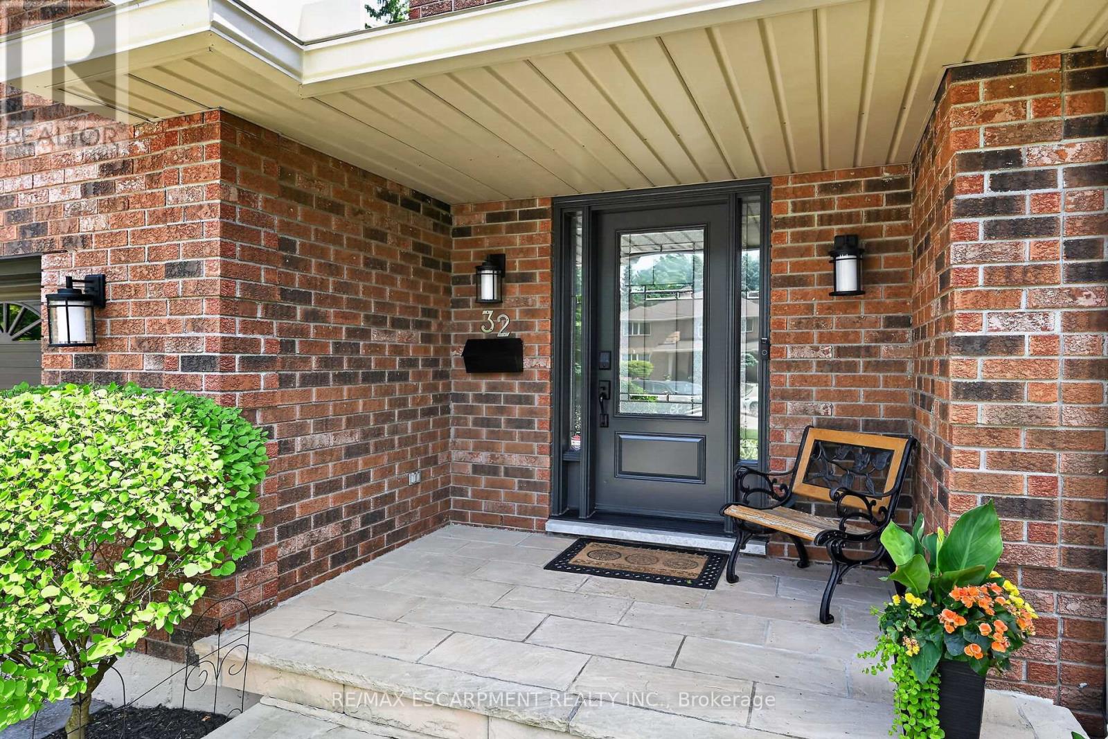 32 Symphony Place, Hamilton, Ontario  L9G 4V6 - Photo 2 - X13456500