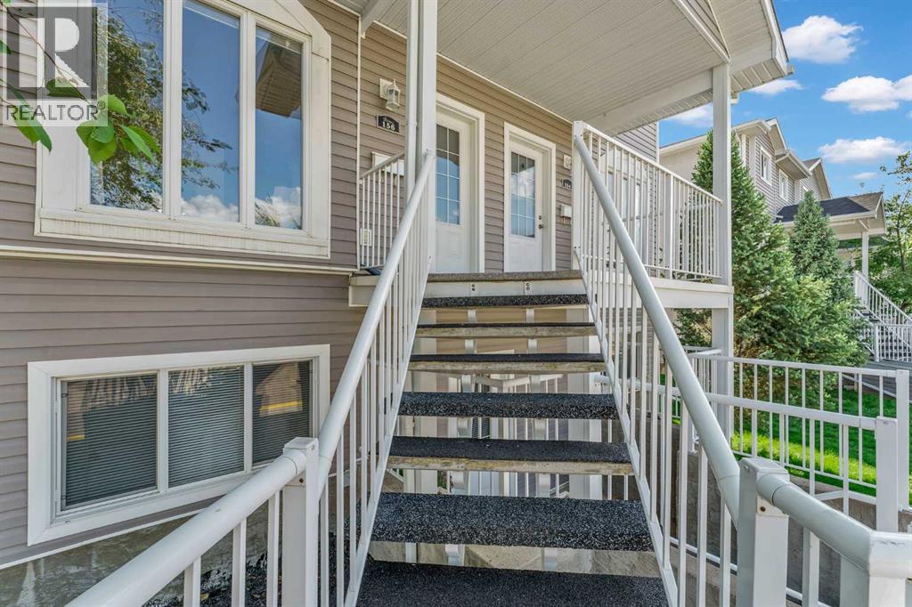 156 Somerset Lane Se, Medicine Hat, Alberta T1B 0E6 - Photo 2 - A2307842