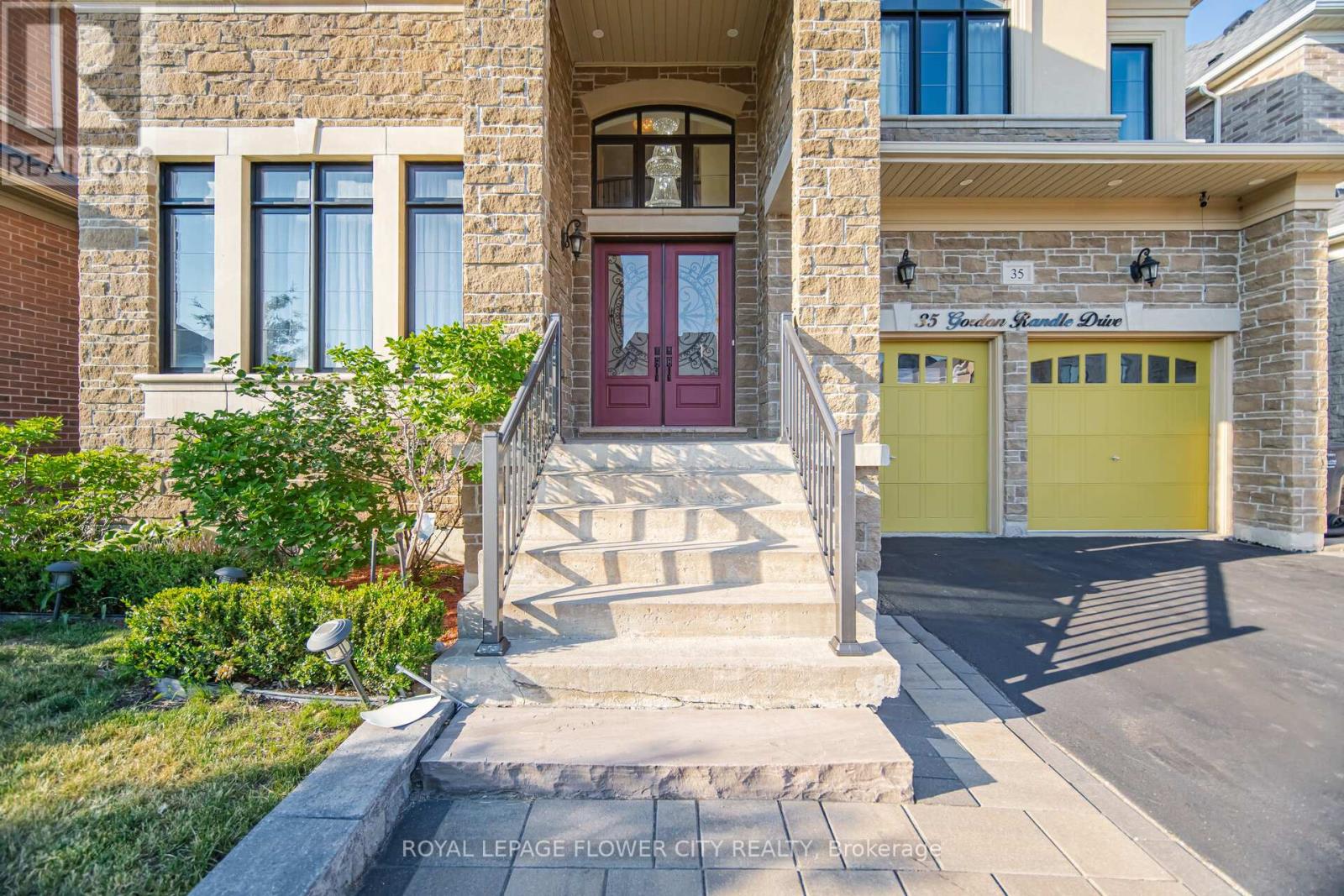 35 Gordon Drive, Brampton, Ontario L6P 4G8 - Photo 2 - W13454318