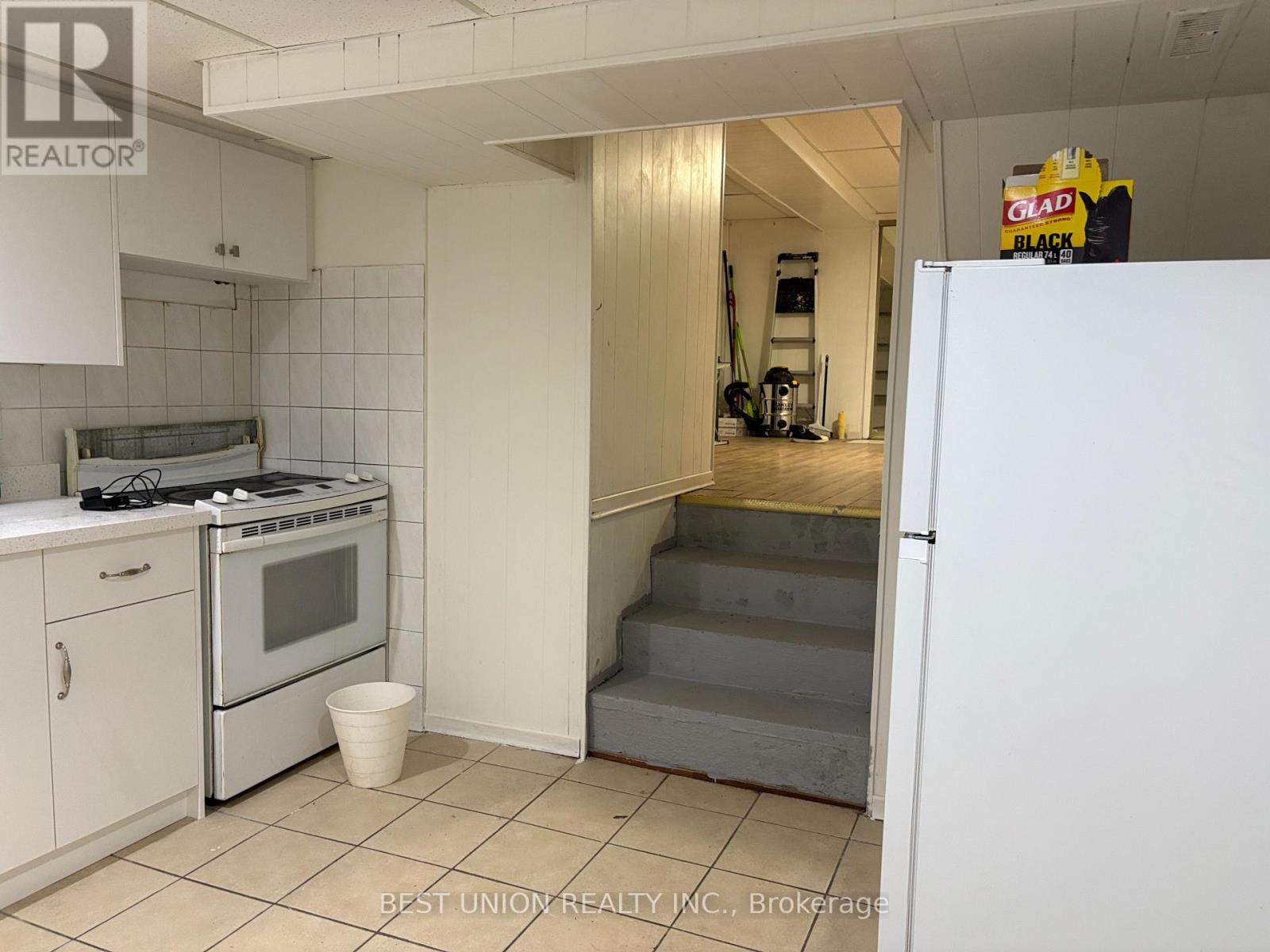 Lower Unit - 299 Goldenwood Road, Toronto, Ontario M2M 4A8 - Photo 8 - C13456882