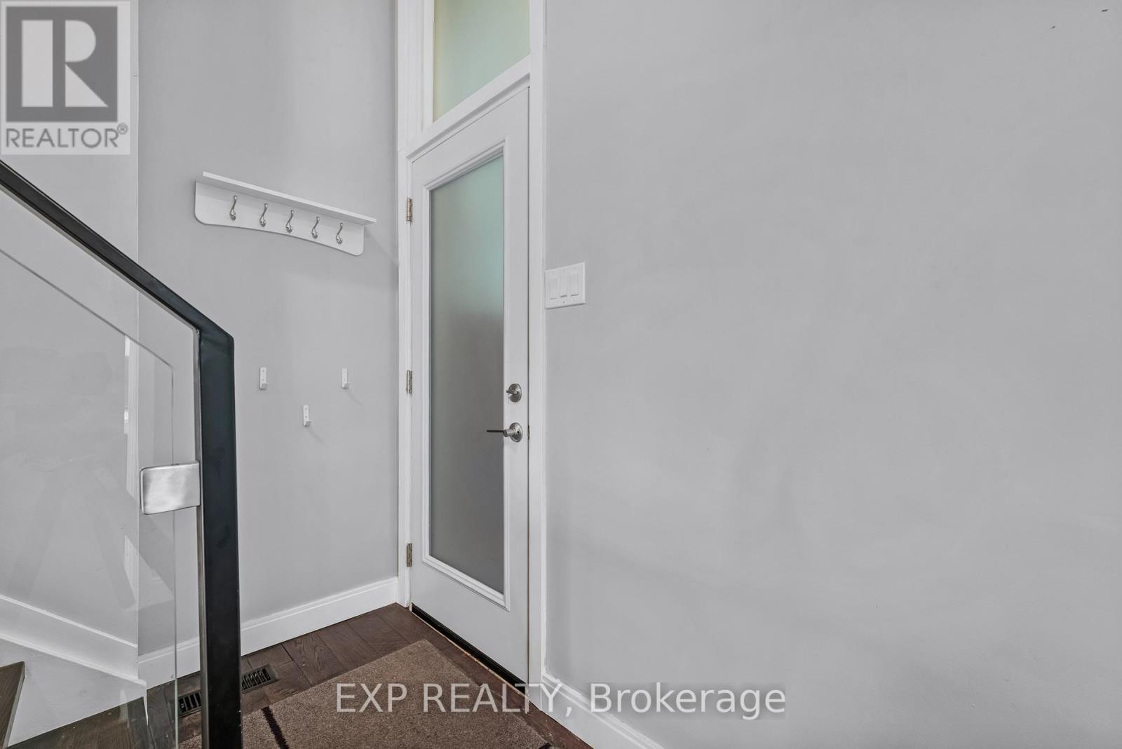 160 Cottonwood Drive, Toronto, Ontario  M3C 2B4 - Photo 3 - C13457040