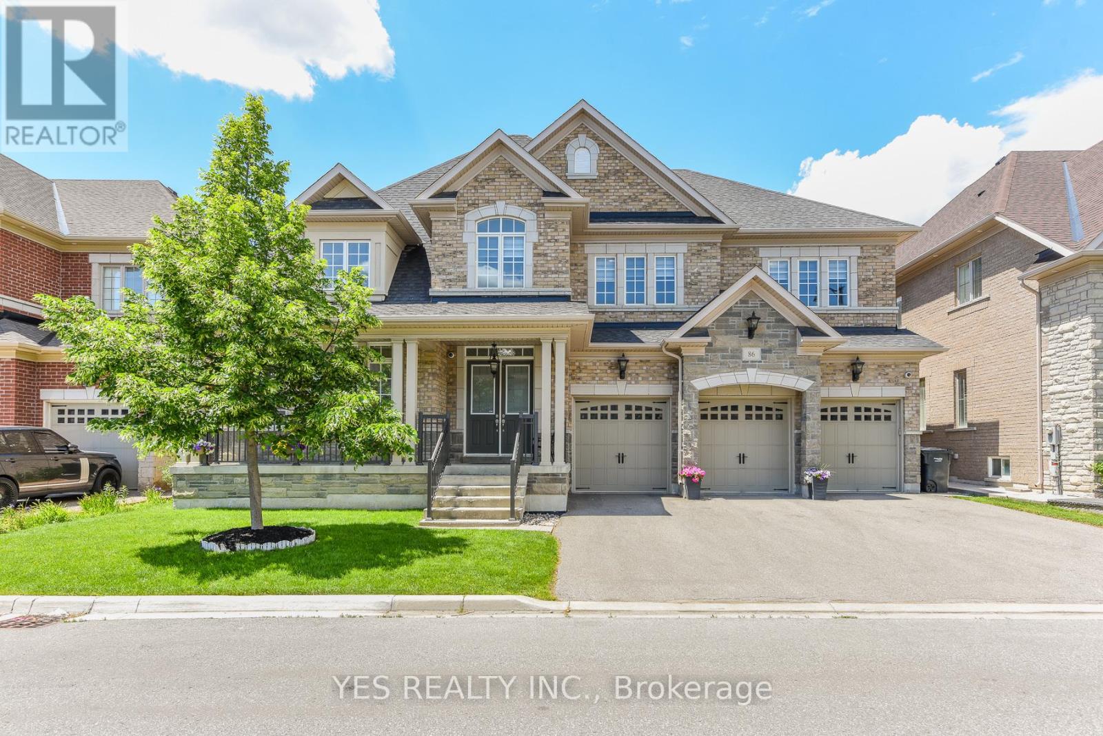 86 Quintette Close, Brampton, Ontario L6P 0A2 - Photo 2 - W13456826