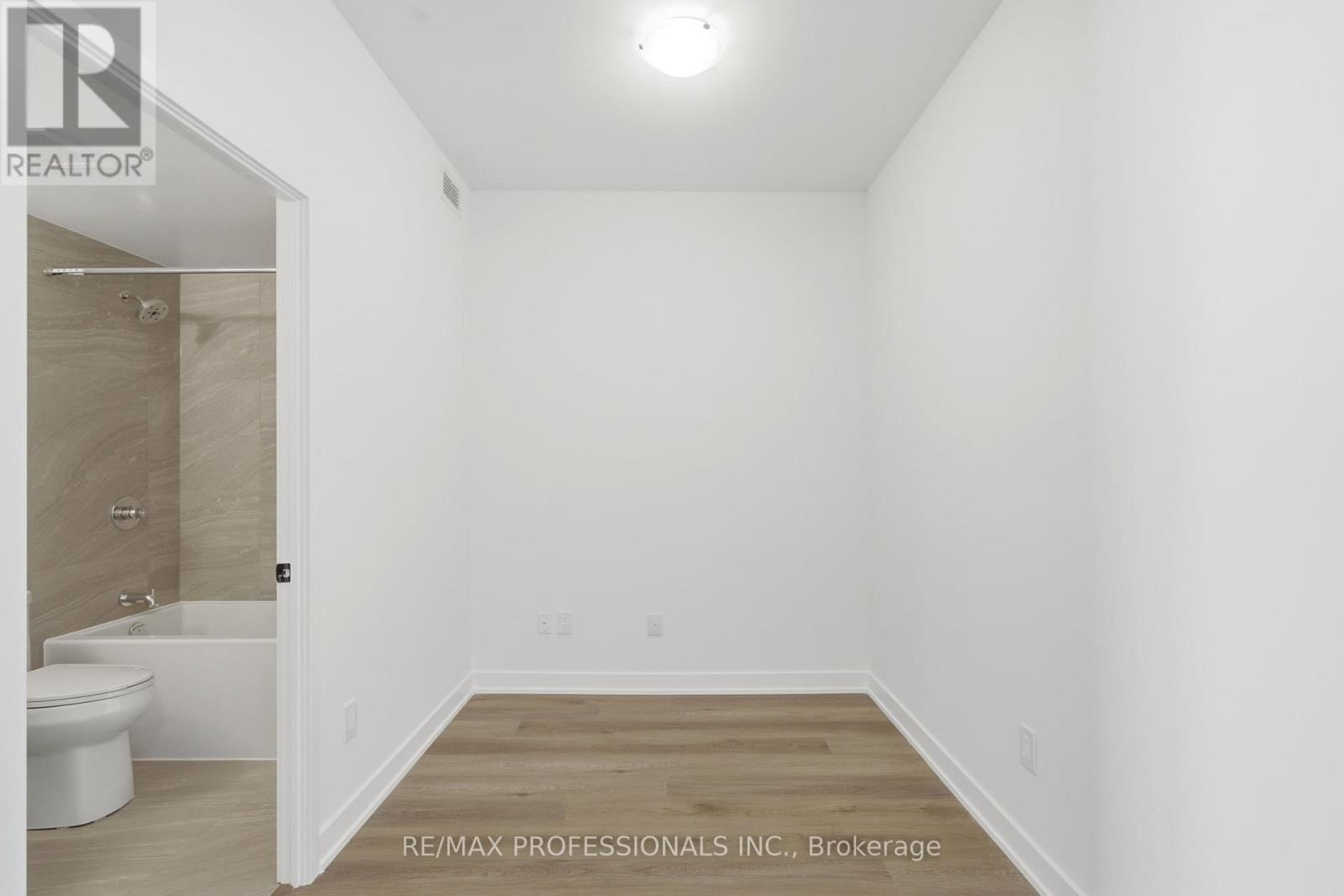 2404 - 2075 Lakeshore Road, Burlington, Ontario  L7R 1E2 - Photo 2 - W13456860