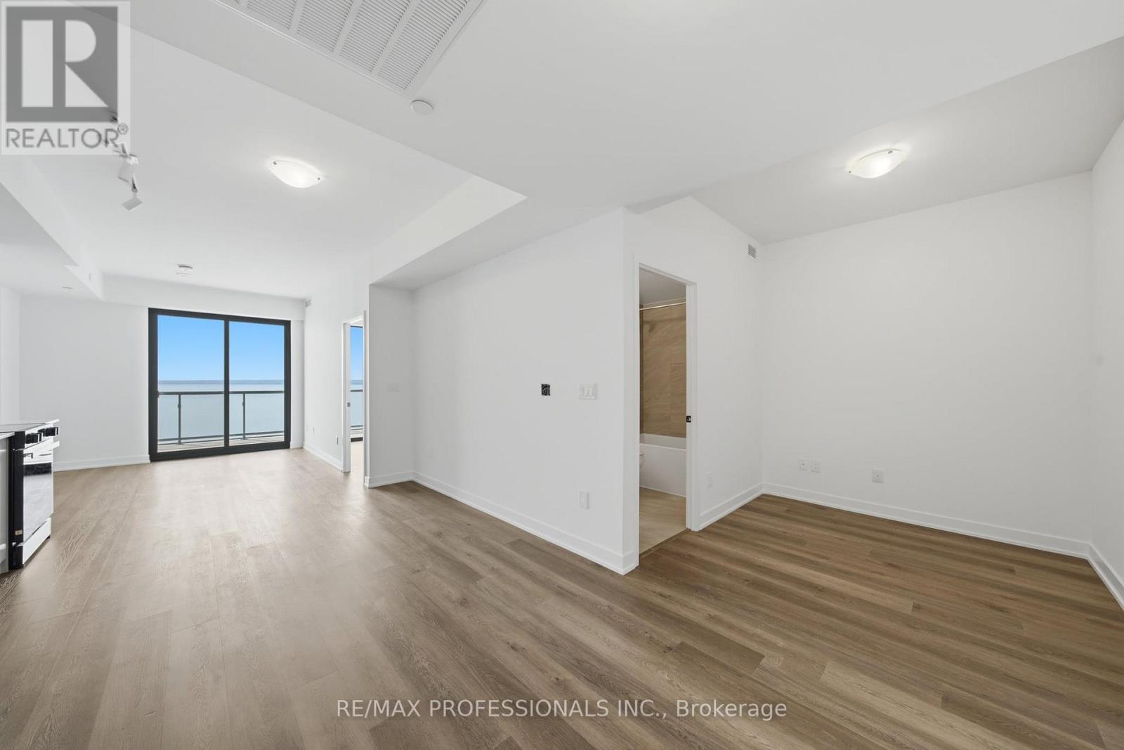 2404 - 2075 Lakeshore Road, Burlington, Ontario  L7R 1E2 - Photo 3 - W13456860