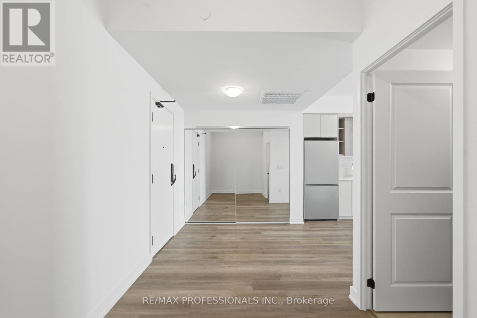 2404 - 2075 Lakeshore Road, Burlington, Ontario  L7R 1E2 - Photo 4 - W13456860