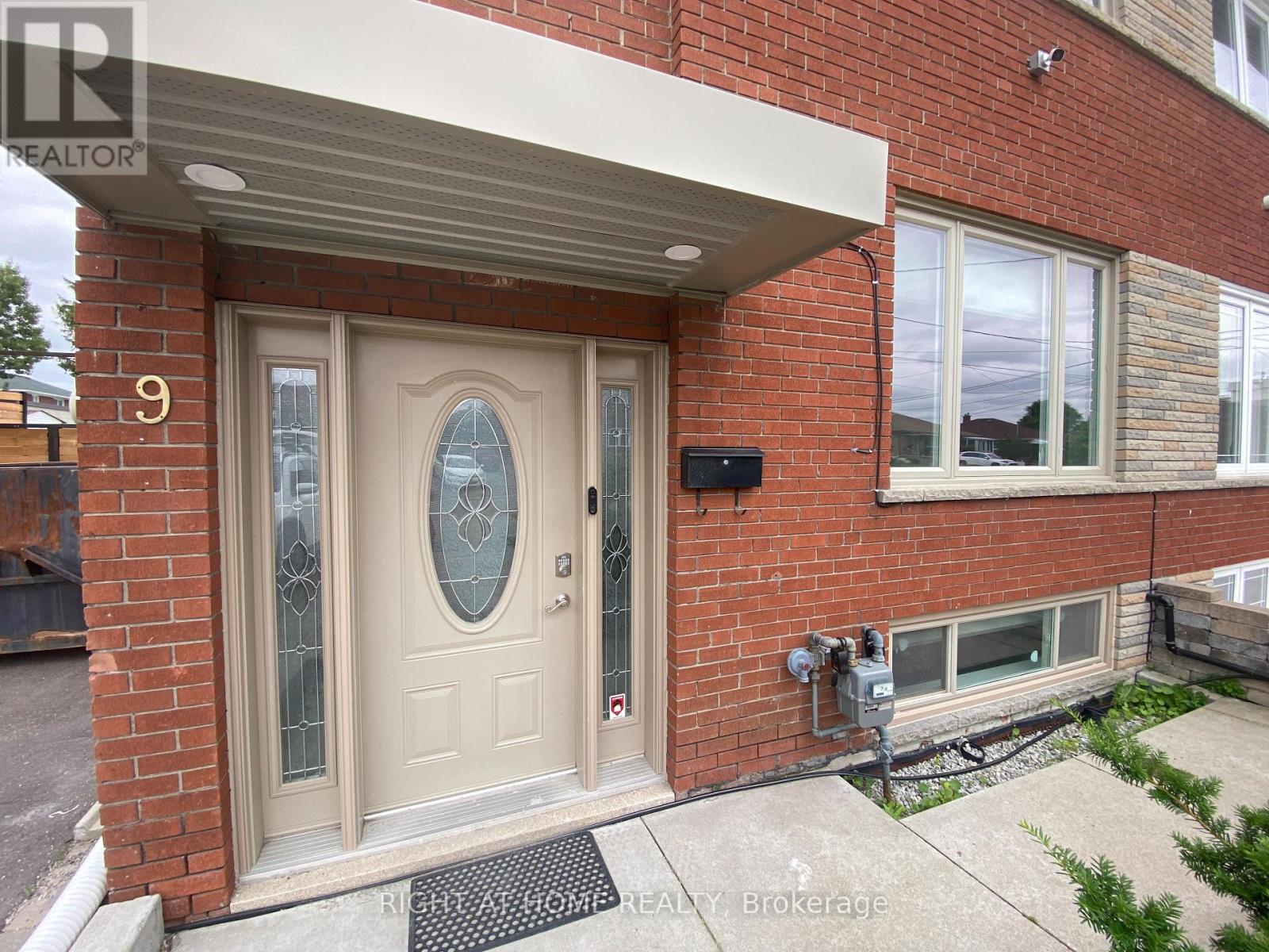 9 Snowood Court, Toronto, Ontario M3N 1E7 - Photo 2 - W13456980