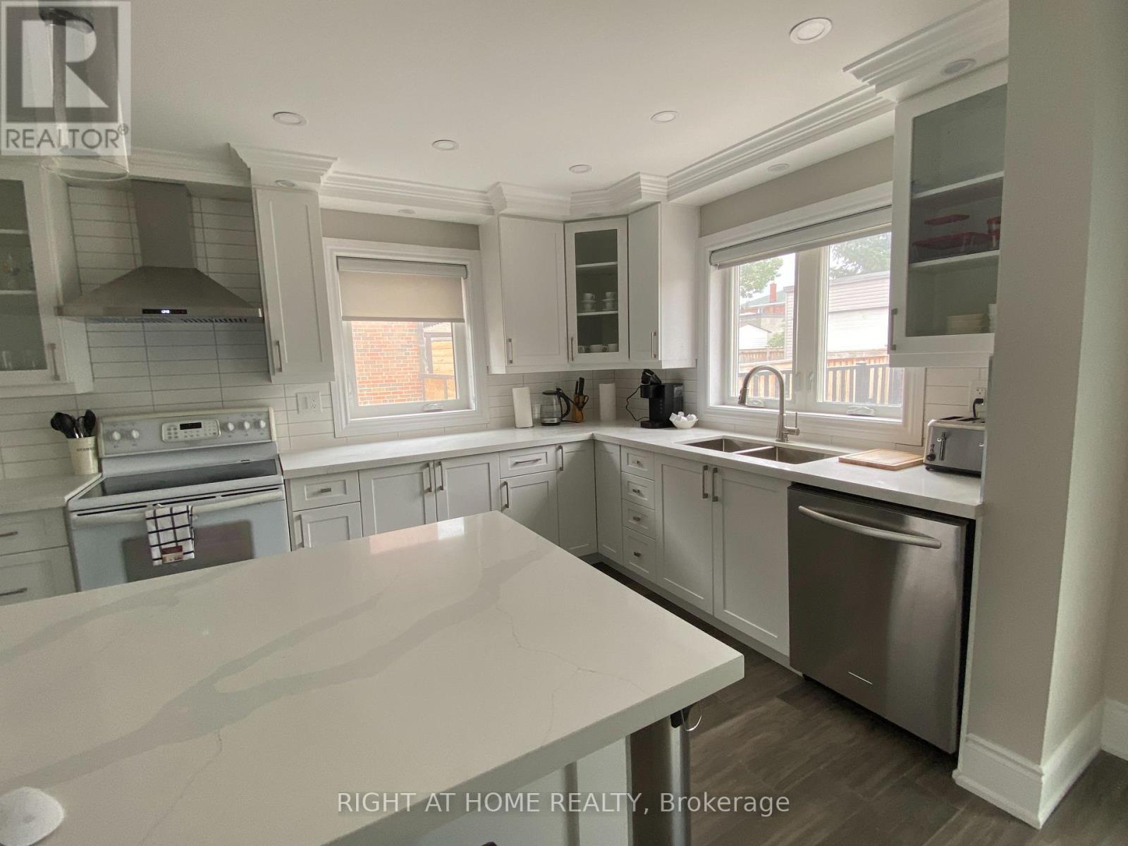 9 Snowood Court, Toronto, Ontario M3N 1E7 - Photo 4 - W13456980