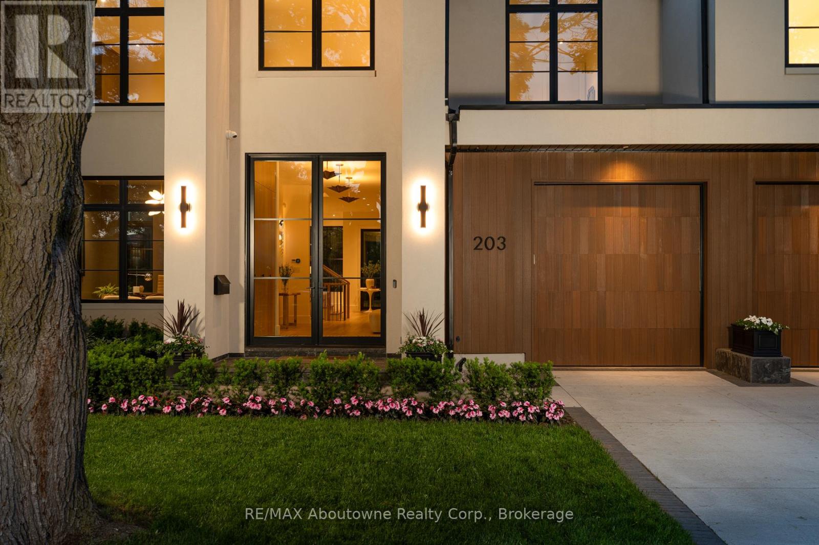203 WEYBOURNE ROAD, Oakville, Ontario