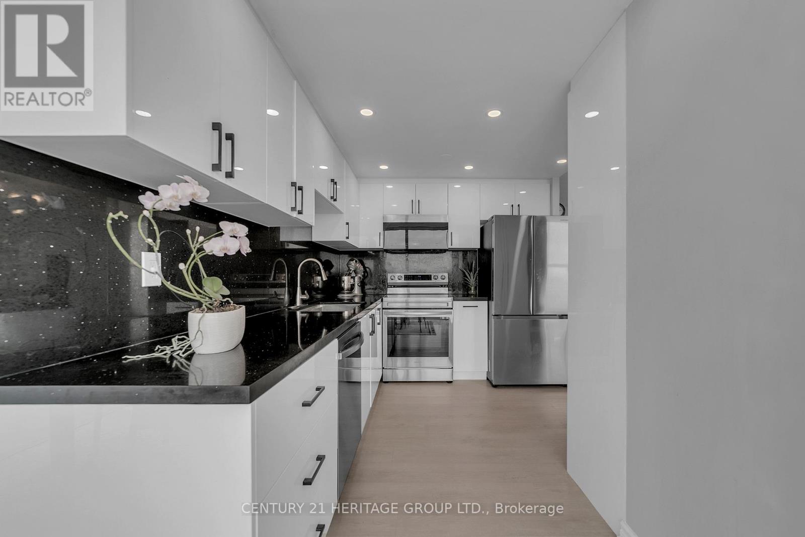 806 - 30 Harding Boulevard W, Richmond Hill, Ontario  L4C 9M3 - Photo 8 - N12996778