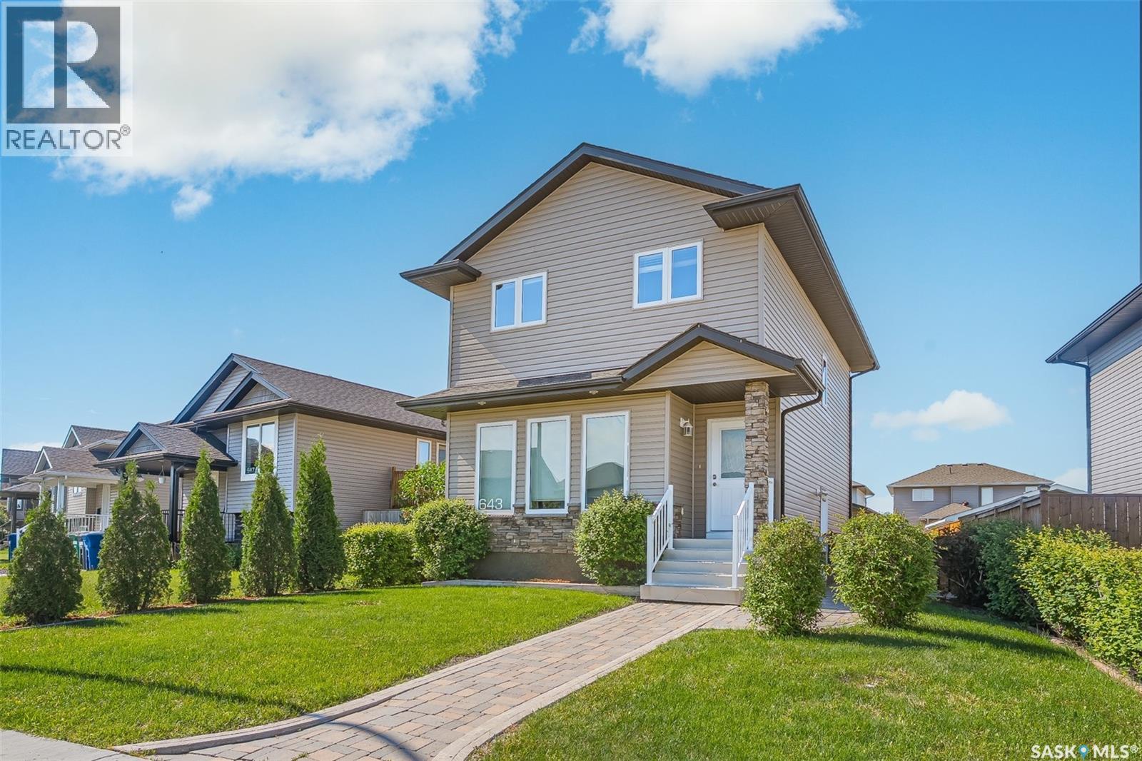 643 Hampton Circle, Saskatoon, Saskatchewan  S7R 0K1 - Photo 2 - SK039750