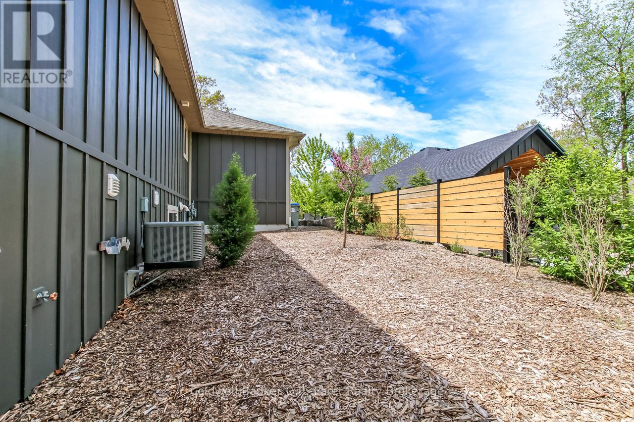 10151 Pinery Bluffs Road, Lambton Shores, Ontario  N0M 1T0 - Photo 42 - X13457530