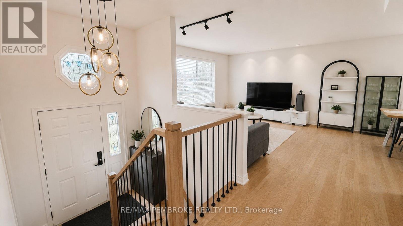 58 Selkirk Street, Petawawa, Ontario  K8H 1P4 - Photo 2 - X13457502