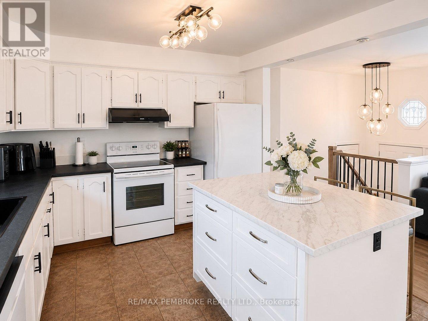 58 Selkirk Street, Petawawa, Ontario  K8H 1P4 - Photo 6 - X13457502