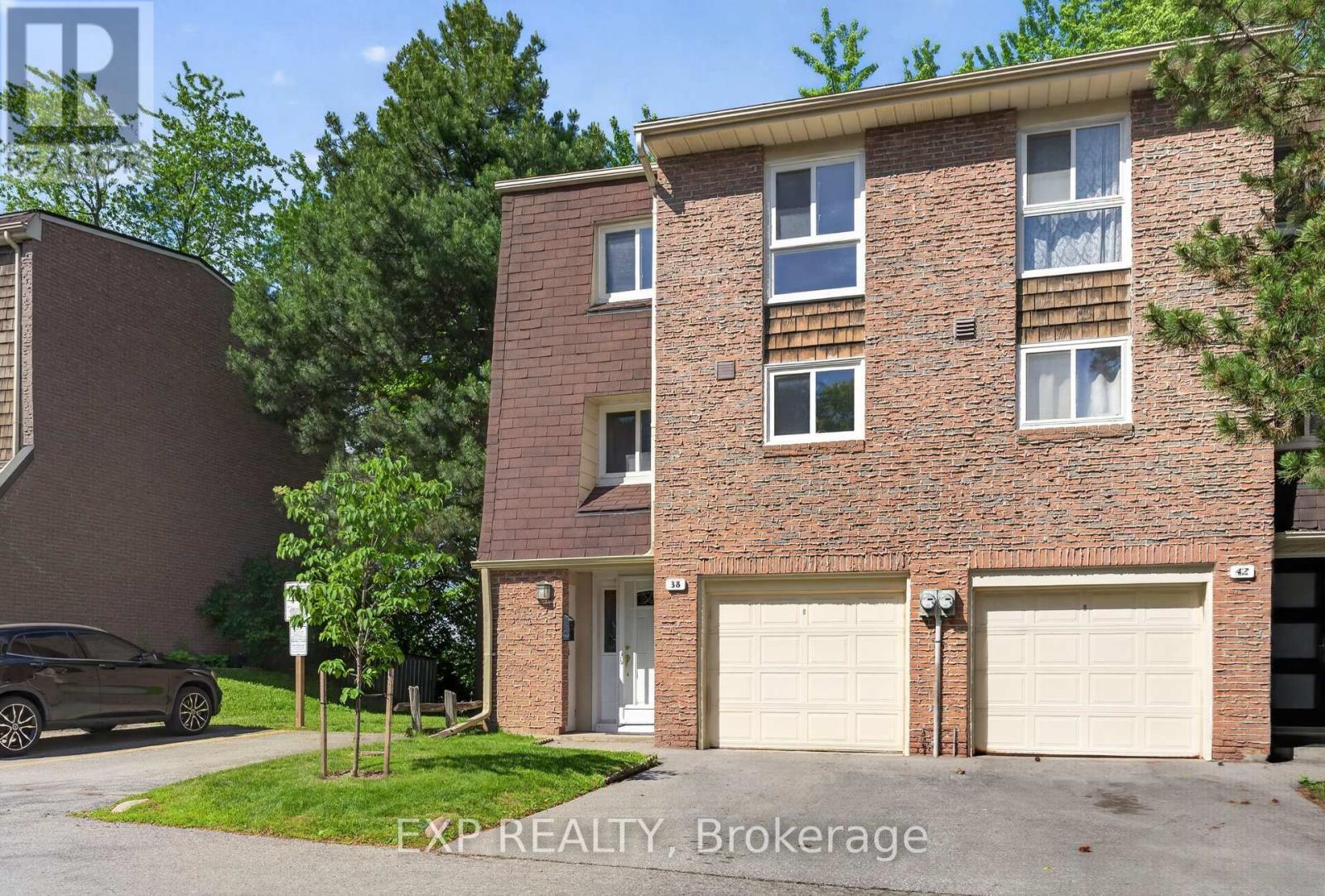 38 Rusty Crestway, Toronto, Ontario  M2J 2Y4 - Photo 2 - C13457458