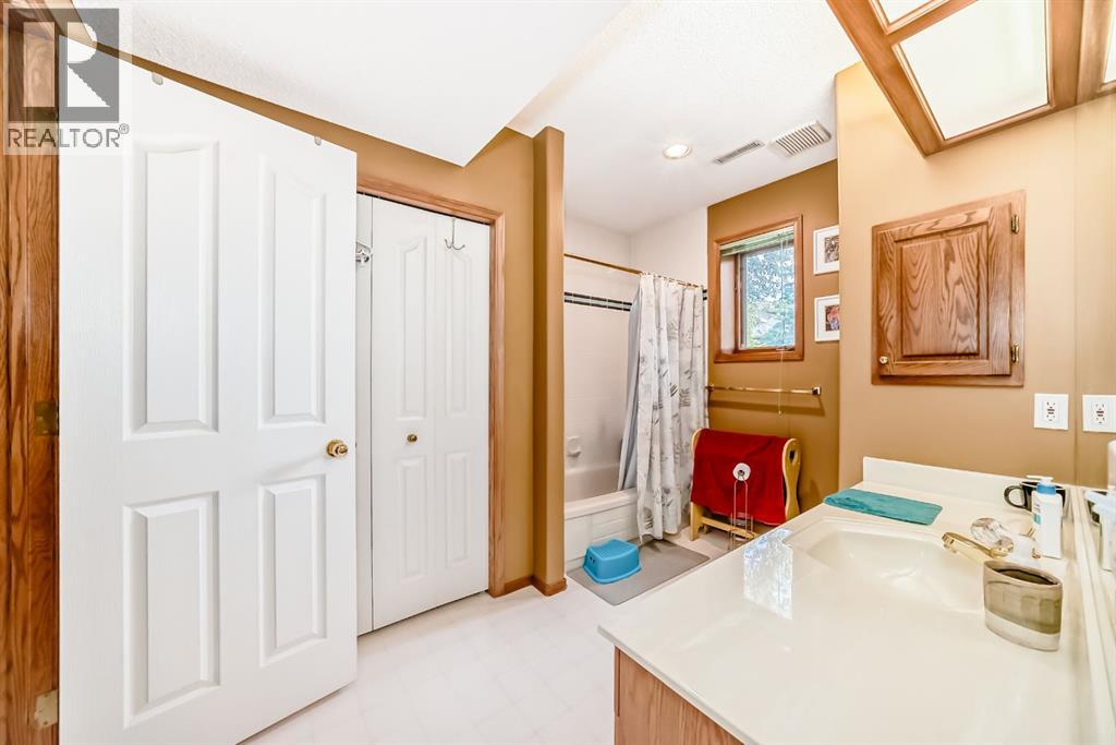 448 Mckenzie Lake Bay Se, Calgary, Alberta  T2Z 2H4 - Photo 38 - A2321047