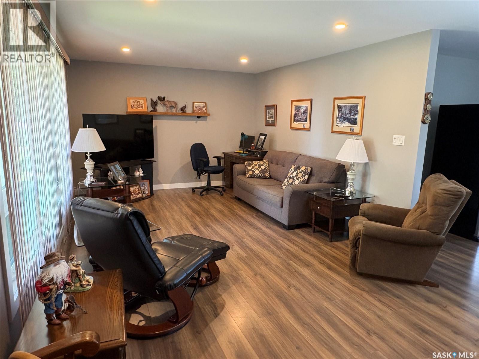 335 Central Avenue S, Swift Current, Saskatchewan  S9H 3G4 - Photo 2 - SK039624