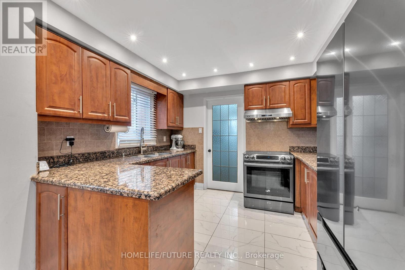 1600 Melman Street, Pickering, Ontario  L1X 2E7 - Photo 6 - E13457464