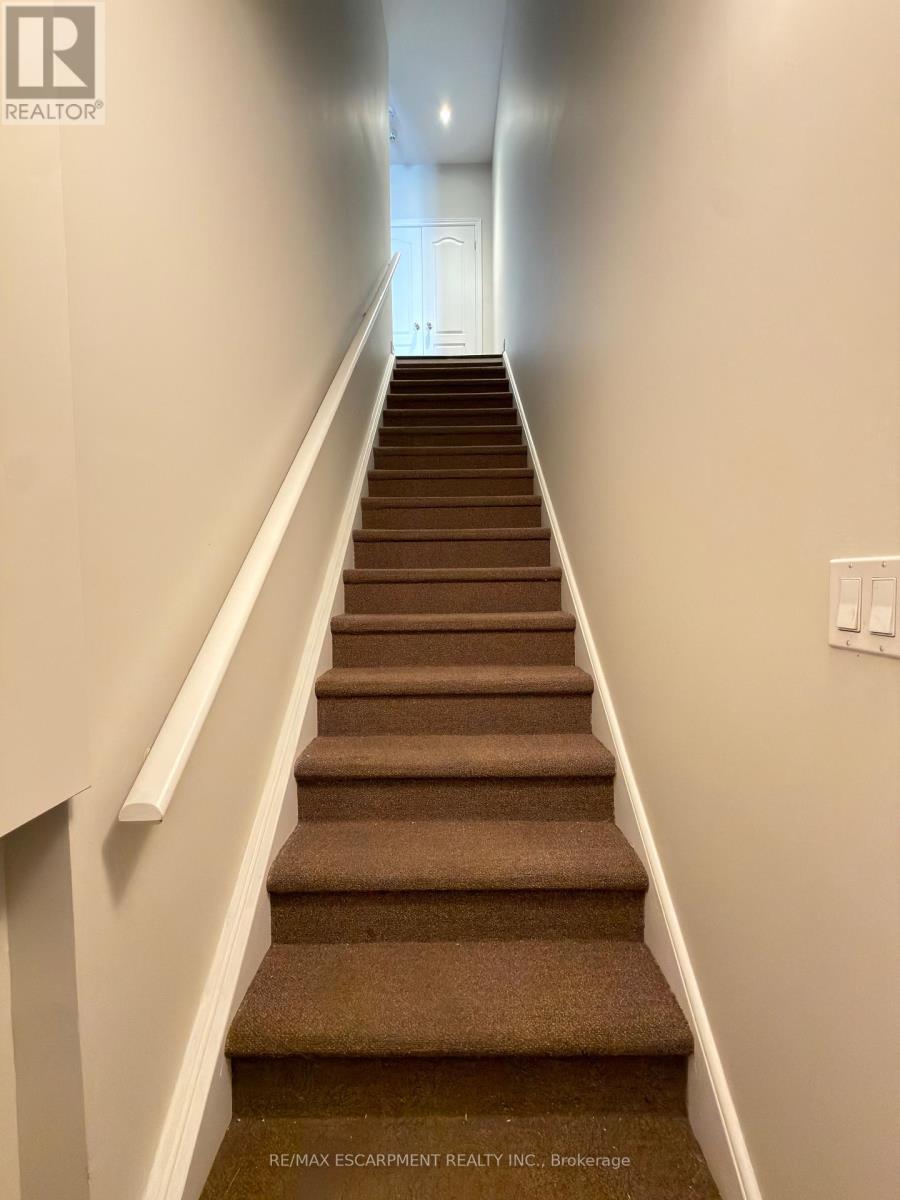 2085 Pine Street, Burlington, Ontario  L7R 1G1 - Photo 4 - W13457654