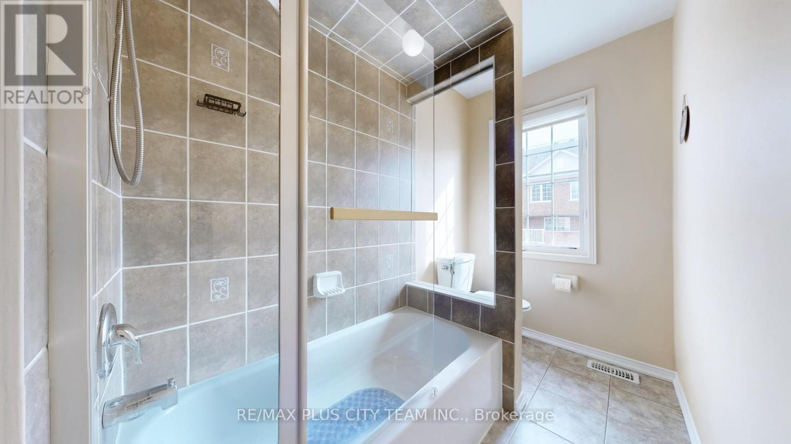 16 Edison Way, Whitby, Ontario  L1R 0M3 - Photo 30 - E13030064