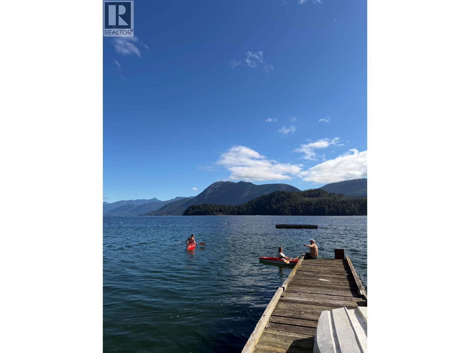 6448 N Gale Avenue, Sechelt, British Columbia  V7Z 0L1 - Photo 5 - R3095114