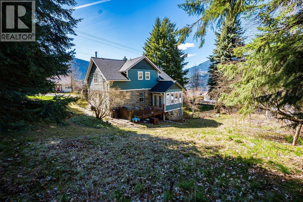 605 & 607 Gore Street, Nelson, British Columbia V1L 1Y2 - Photo 2 - 10383325