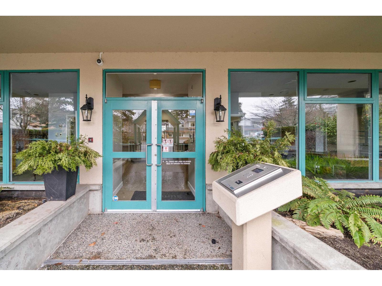 303 15466 North Bluff Road, White Rock, British Columbia  V4B 3G1 - Photo 2 - R3136721