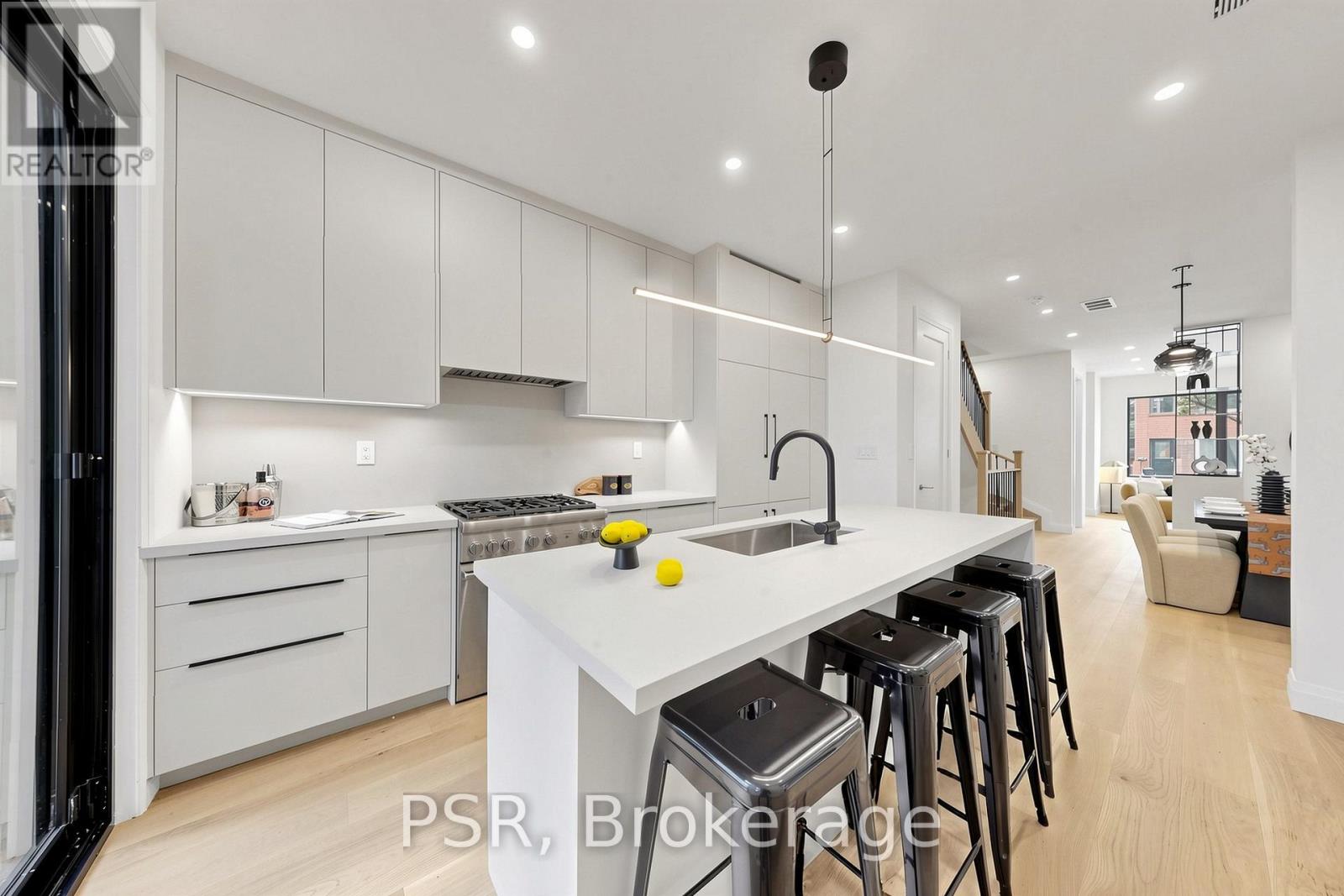 30 WINNIFRED AVENUE, Toronto, Ontario