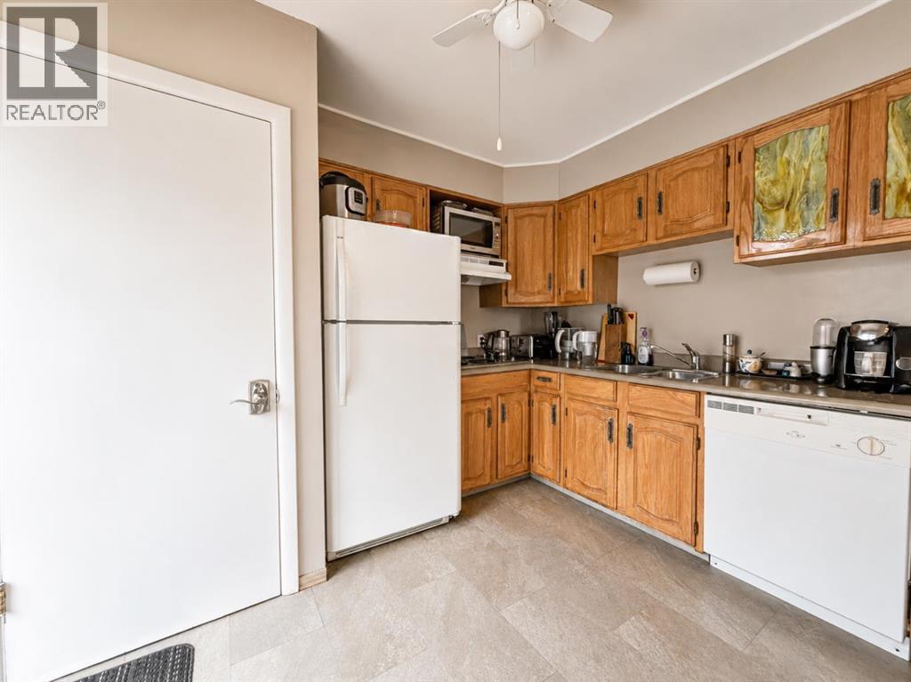 2115 Halifax Crescent NW, Calgary, Alberta  T2M 4C8 - Photo 6 - A2319603